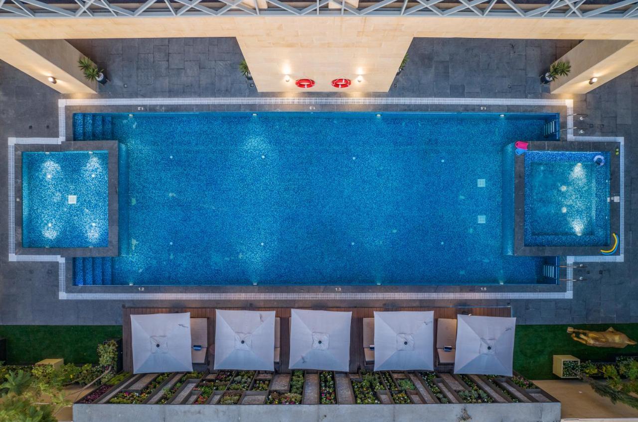 Aparthotel Citadines Abha Exterior foto The swimming pool at the hotel
